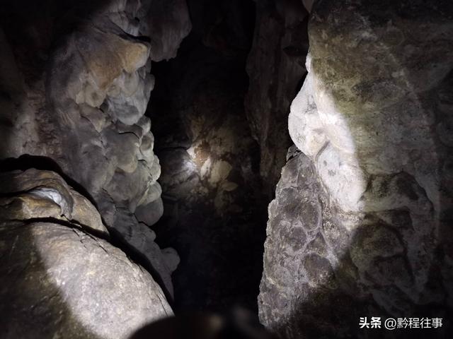 偏远乡野中寻找一个古寺遗址，探险一个深邃溶洞