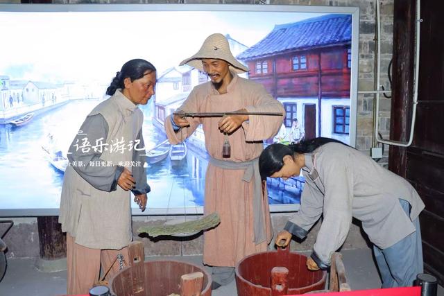 宁波这里的银杏已经变黄了，青砖黛瓦与之映衬，烟雨之中更有诗意