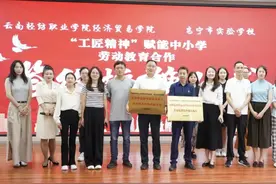 云南轻纺职业学院和安宁市实验学校“工匠精神”赋能中小学劳动教育合作签约授牌仪式圆满举行图片