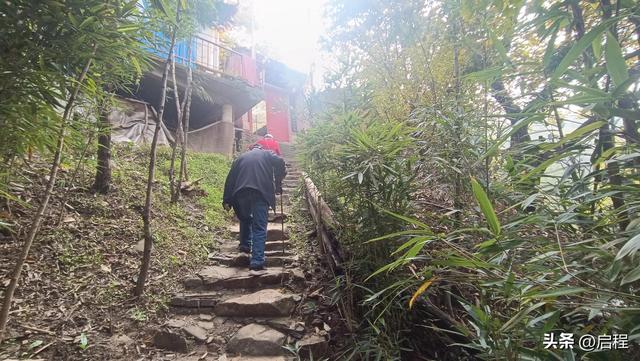 80多岁的老人爱上户外徒步