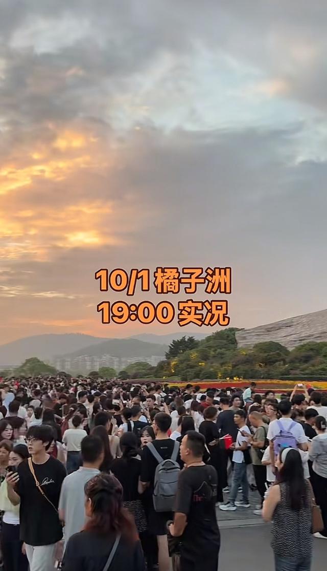 国庆第一天！这些地方人从众，十大最挤的景点出炉！你堵在哪里？