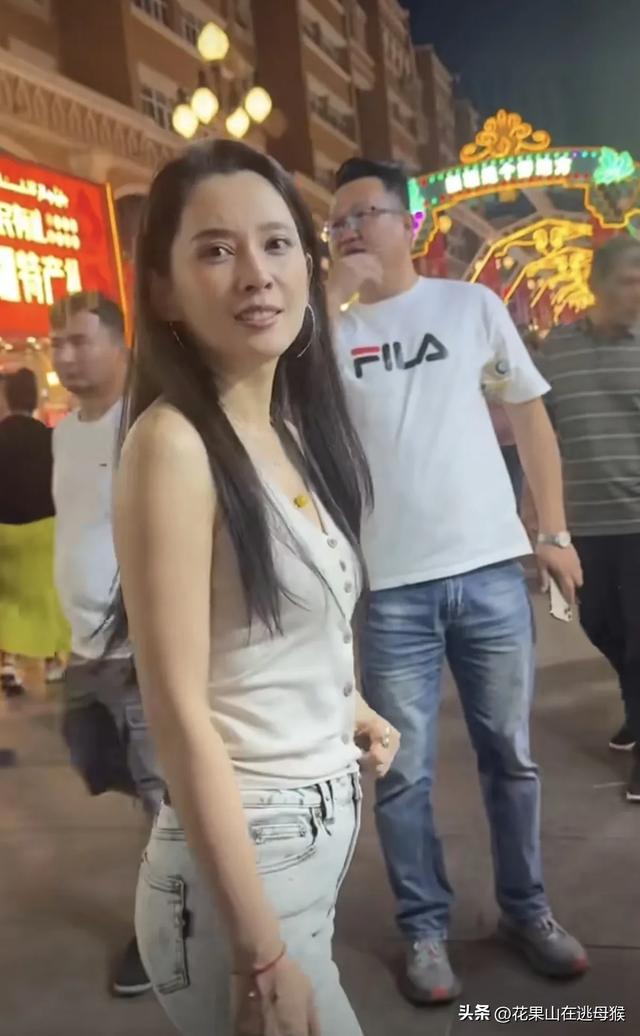 森林北新疆被偶遇，穿着简单身材比例超棒，本人又瘦又美！