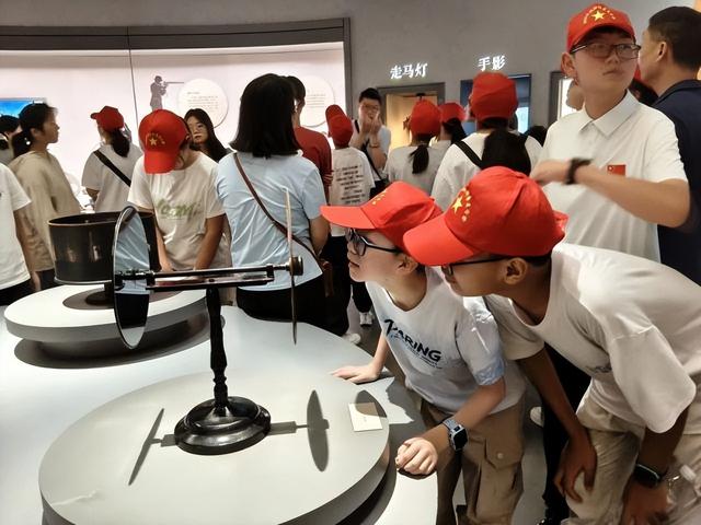 科技探秘、文化寻根、诗意赏湖……这场公益夏令营，带领青少年解锁成长新体验