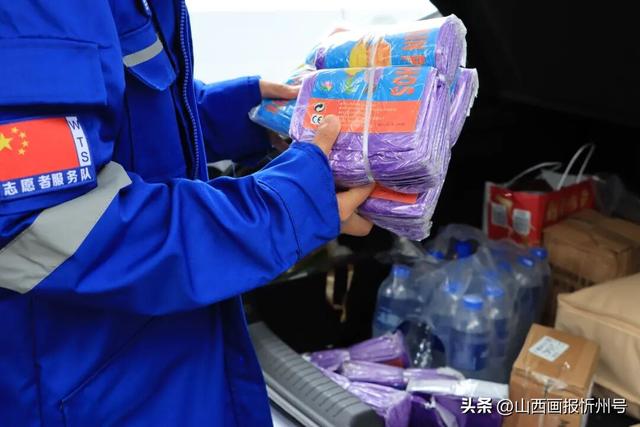 五台山景区： 免费为游客赠送雨衣 温情暖身又暖心