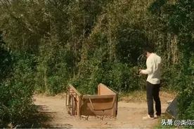 电影《湿濡的女人》少女故意骑车到海里弄湿衣服，诱惑男人带回家图片