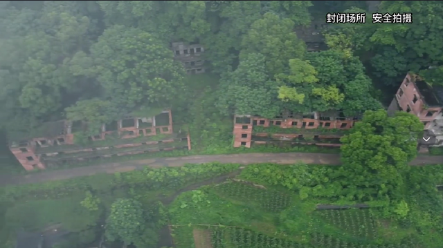 江津寂静的军工厂旧址，昔日保密军事化管理，如今搬离楼房垮塌