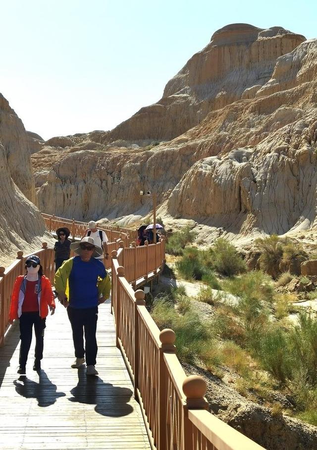 游新疆乌伦古湖海上魔鬼城