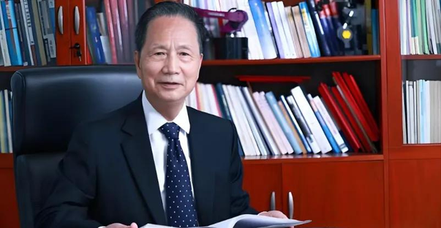 特朗普慌了：签下万亿美元豪赌计划！与此同时中国神秘人物藏不住