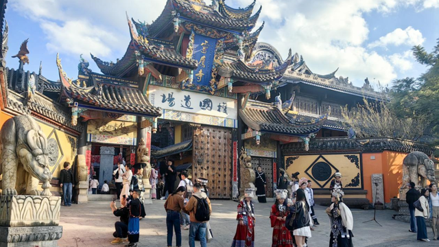 秋假爆款！西昌大石板古村热闹出圈，彝风盛宴嗨不停