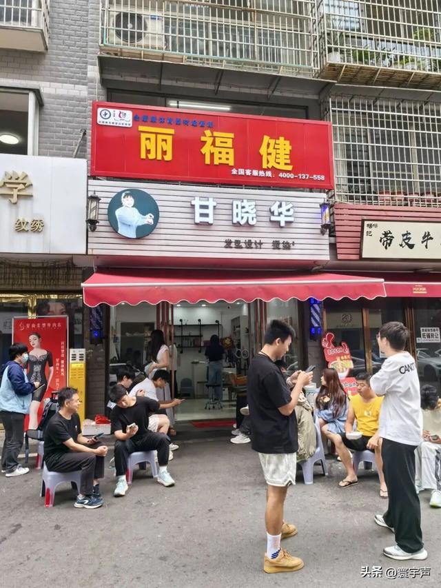 从晓华理发店到“鸡排哥”，网红热潮退去后，我们在寻找什么？