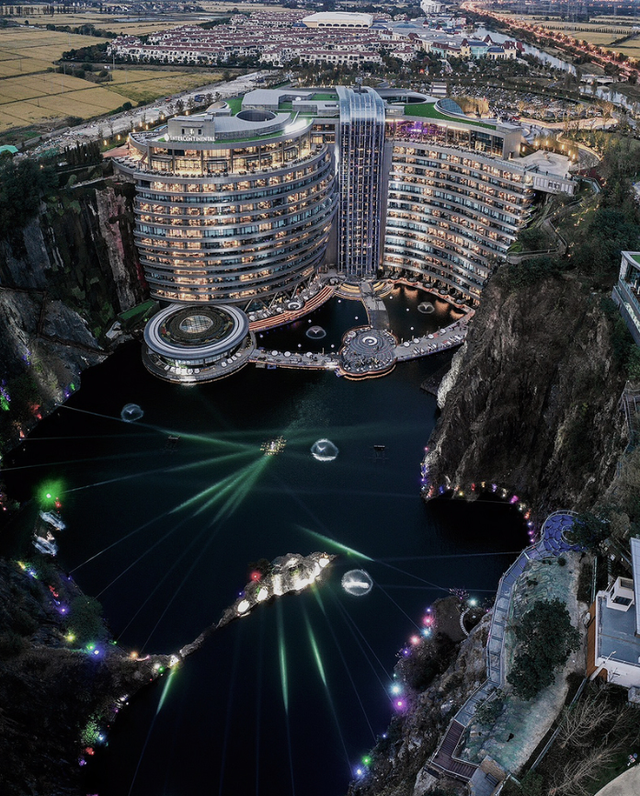 耗资20亿，向下88米，上海的“摩地大楼”酒店，睡一晚最高6万！