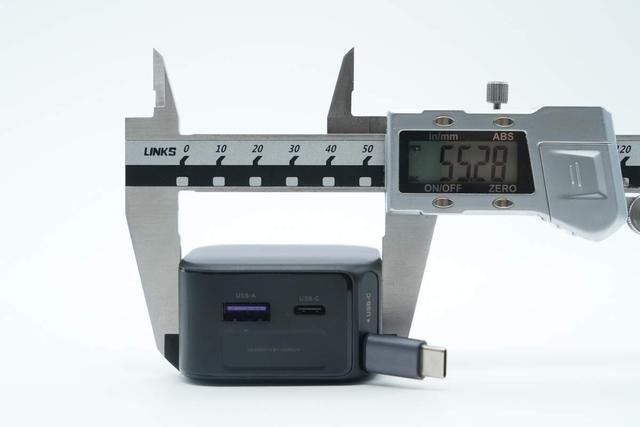 绿联 60W 伸缩线车载快充评测：全协议覆盖，手机平板都能 “喂饱”