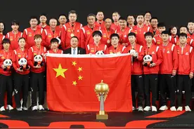 温馨！国乒世界杯夺冠，与幕后功臣合影，王励勤、刘诗雯也被邀请图片