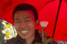 多次表白宗馥莉的男子，手持红伞现身告别仪式，众人怒斥毫无底线图片