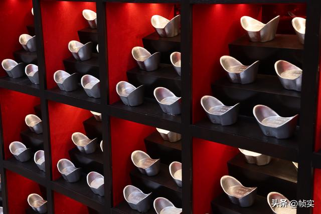 沾沾财气，千年古镇上海七宝老街惊现 “银墙” 打卡点