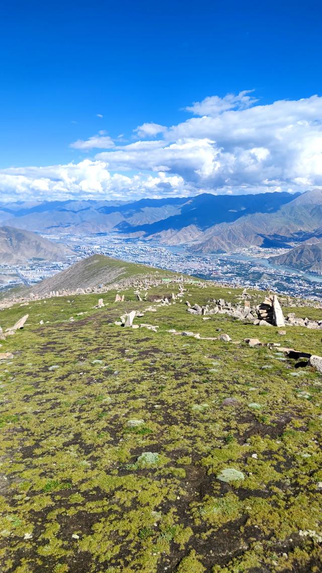 爬拉萨哲蚌寺后山,从海拔3600米到山顶5300米,上下20公里