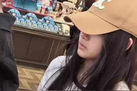 11岁小玥儿和继母现身北京，打扮青春洋气，神似大S，长得好漂亮图片