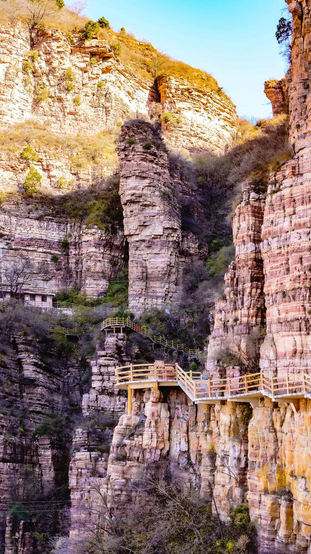 游东太行，望群山 ，感悟‘云海翻腾走龙蛇，绝壁生辉见奇峰’