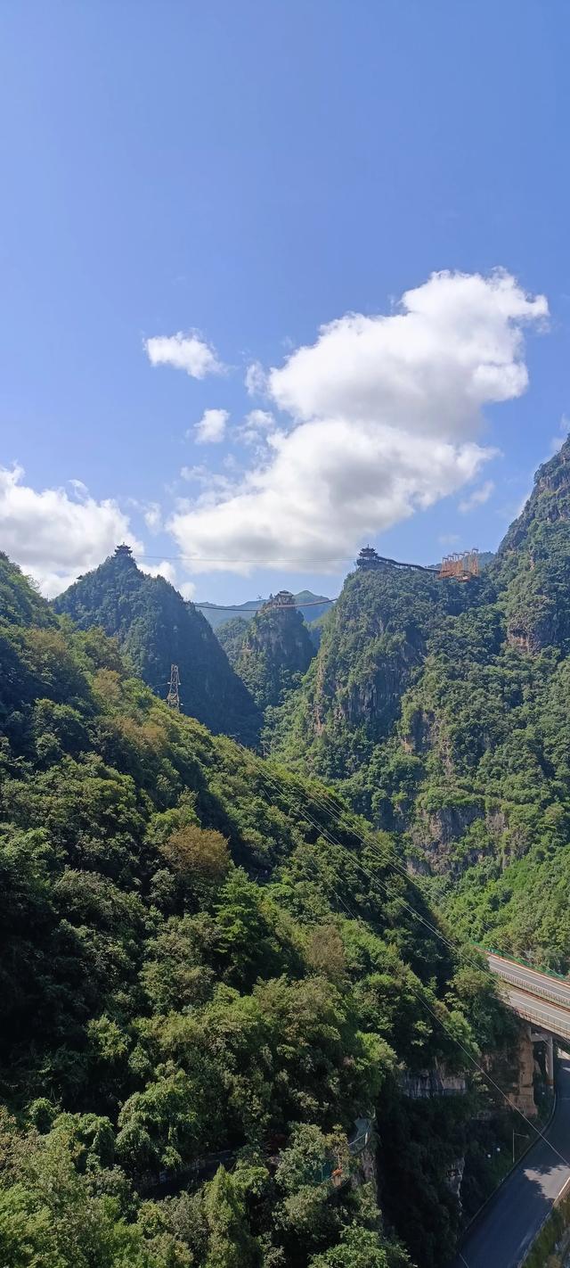 两山相对出，孤峰绕白云