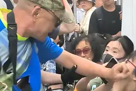 大快人心！北京地铁老人扒拉女孩大腿后续，老人家身份被曝光！图片