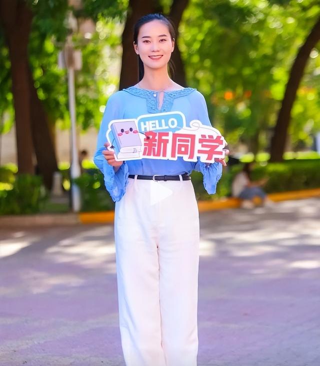 28岁女民兵李思颖阅兵归家，母亲火速官宣新身份，网友评论酸死人