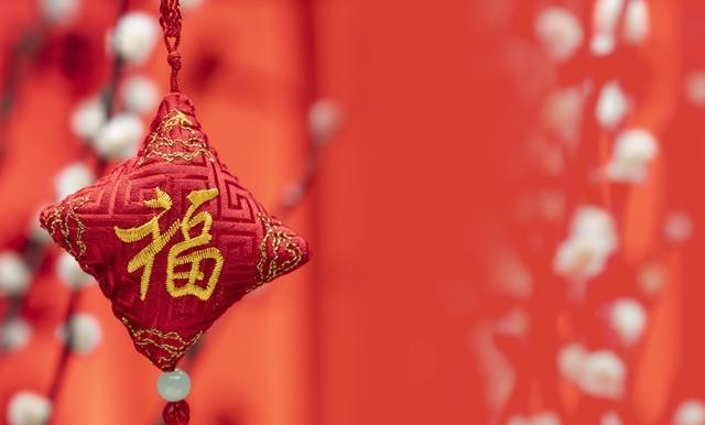 答对联：“上联：龙腾四海祥云起，诚邀下联”