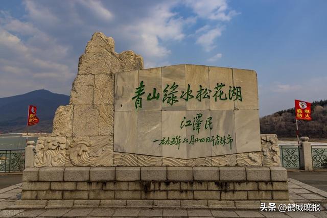 长白山巅,抢下韩国旗的那一刻，工作人员的手都在抖！