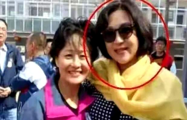 2005年黄秋燕再婚，在美国开了美容院日子温馨幸福，现定居北京