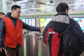 2月17日，地铁中山公园站区开启“护航开学季”模式~图片