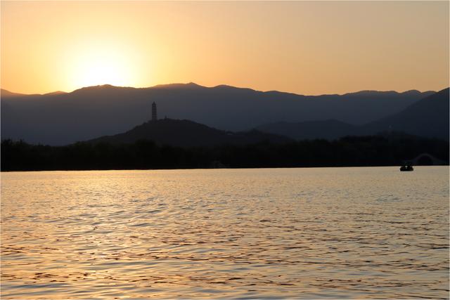 “青山依旧在，几度夕阳红”的北京香山