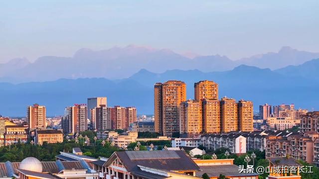 四川这座雪山下的历史文化名城，是著名的美酒之乡，你去过吗？