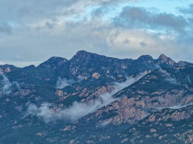 云海漫泰岳，水墨染岱宗
