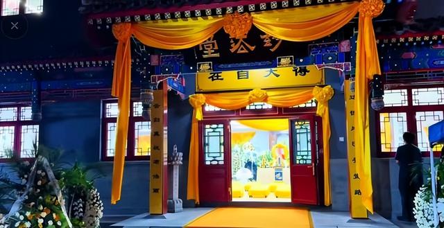 五台山方丈去世4天，恶心一幕出现，生前生活被质疑，奢侈引争议