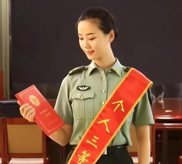 女民兵李思颖阅兵结束回家，母亲官宣其新身份，太牛了！全网恭喜
