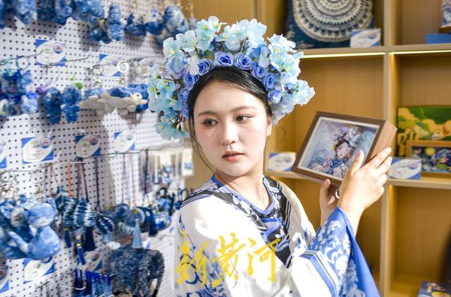 济南大明湖畔添打卡新地标 沉浸式“雨荷馆”上线