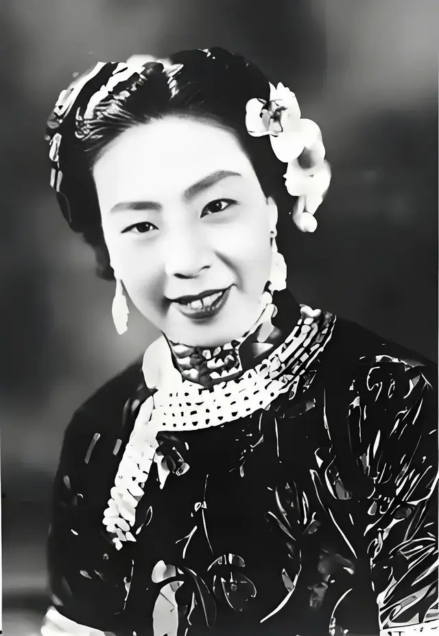 京剧演员谢虹雯：丈夫杨宝森早逝，改嫁张君秋后遭继子继女诟病