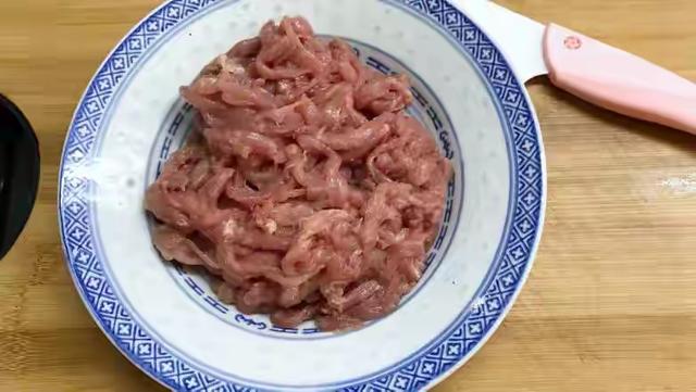 京酱肉丝：一勺酱香征服味蕾！家常做法大揭秘，新手也能秒变大厨