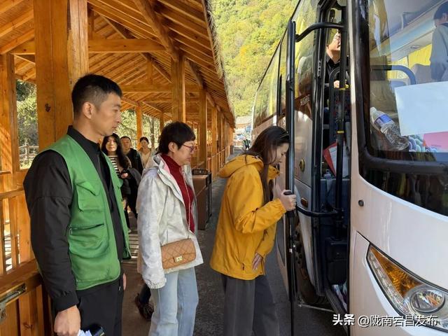 国庆假期第二天，官鹅沟迎来旅游高峰