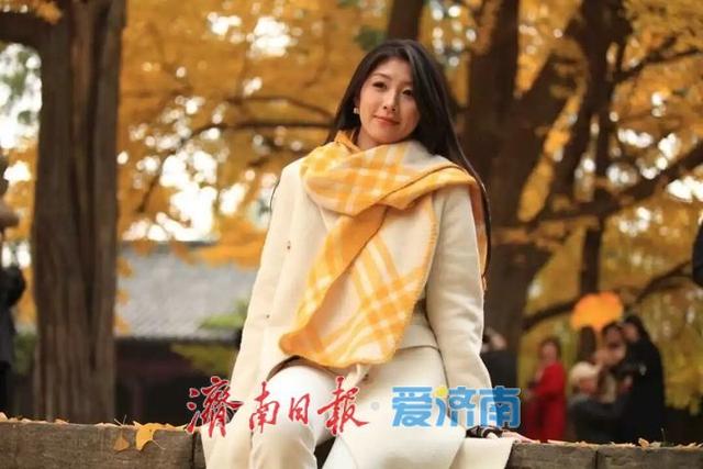 堵车不堵心，人多不误景，云边银杏正温暖风影