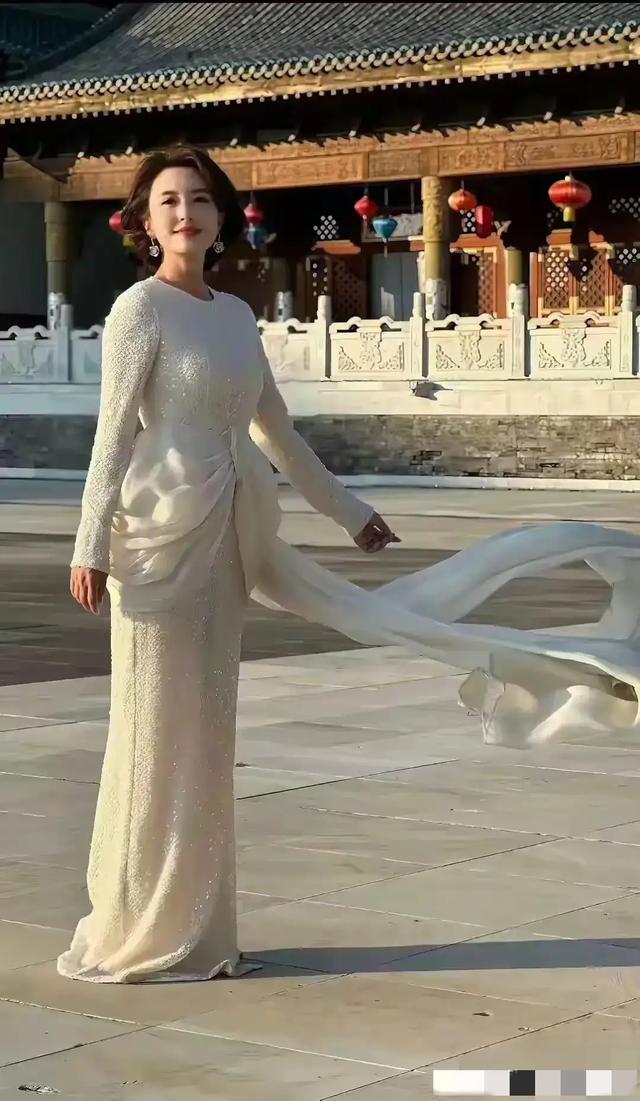 央视最美主持人张蕾都胖了，胸都跟着水涨船高，变大了不少