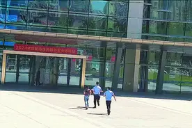 女童突然高烧！民警出手救助，10分钟抵达医院图片