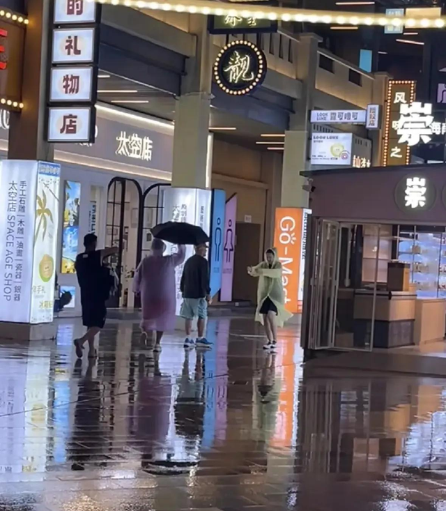 偶遇赵本山在海南度假，下雨天逛街衣着休闲，身后专人撑伞派头足