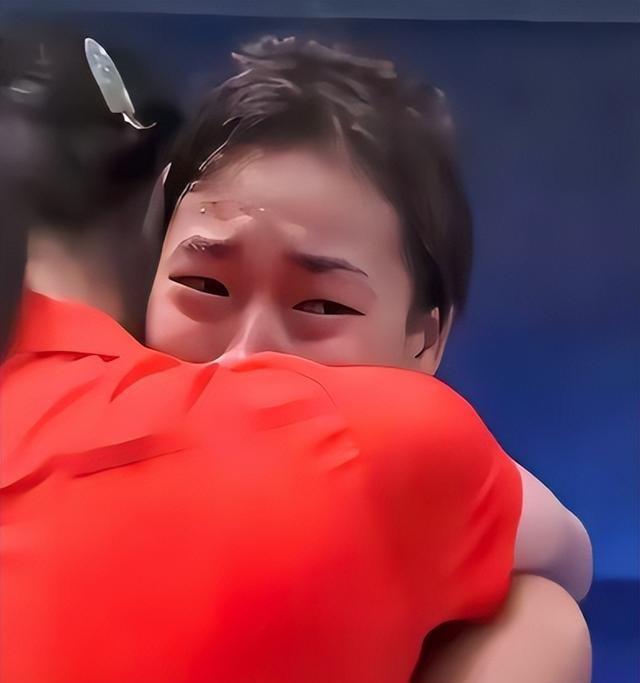 全红婵归队了！她变化真大，身材高挑颜值抢眼，留了长发气场强大