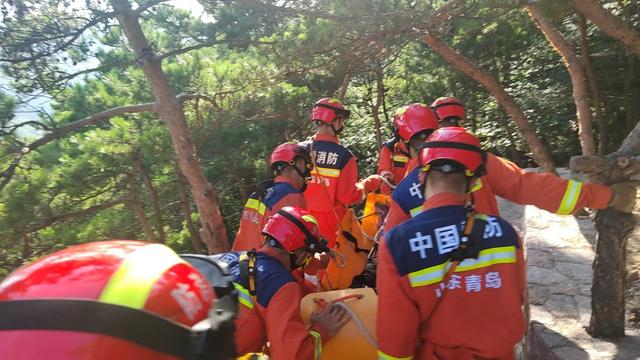 男子爬山被困 青岛消防接力转移