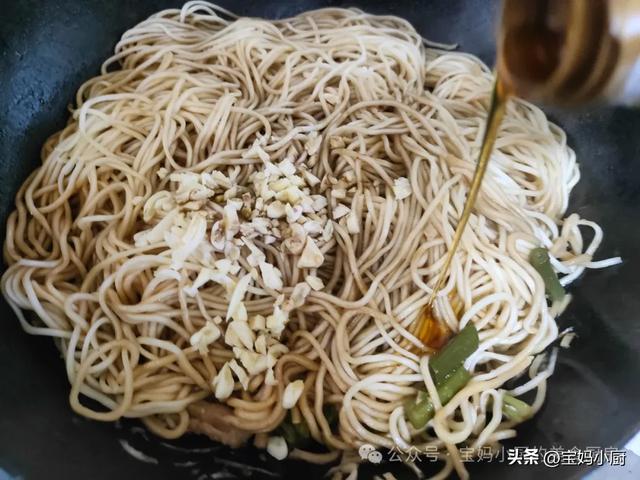 把面条往豆角里一放，15分钟就是快手饭，简单省事味道香