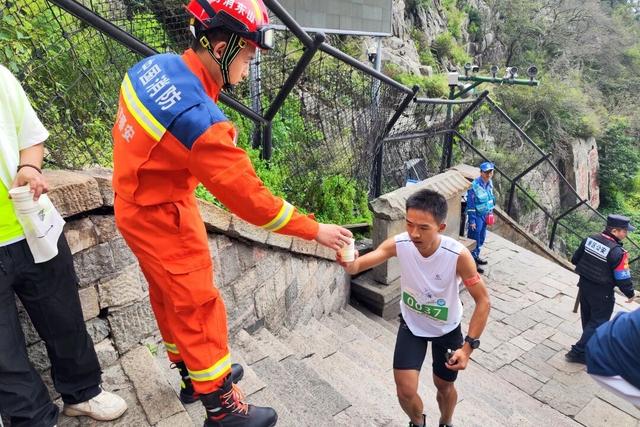 第39届泰山国际登山比赛鸣枪开跑，“火焰蓝”全程守护保平安