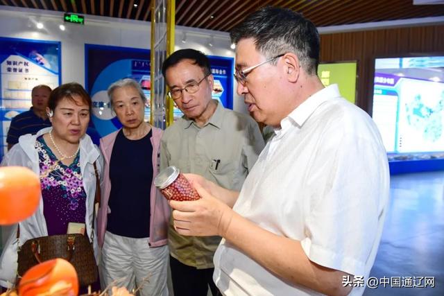 博物馆的玻璃柜内外：千年蒙医药的过去被珍藏，未来正在书写……