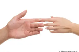 一个女人让你摸她手的8个心理，男人一定要知道图片