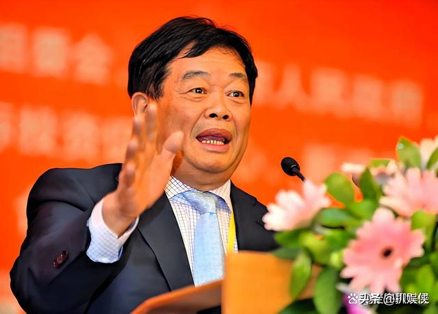 80岁"玻璃大王"隐退，曹德旺交棒第2天，留给儿子不只1700亿帝国