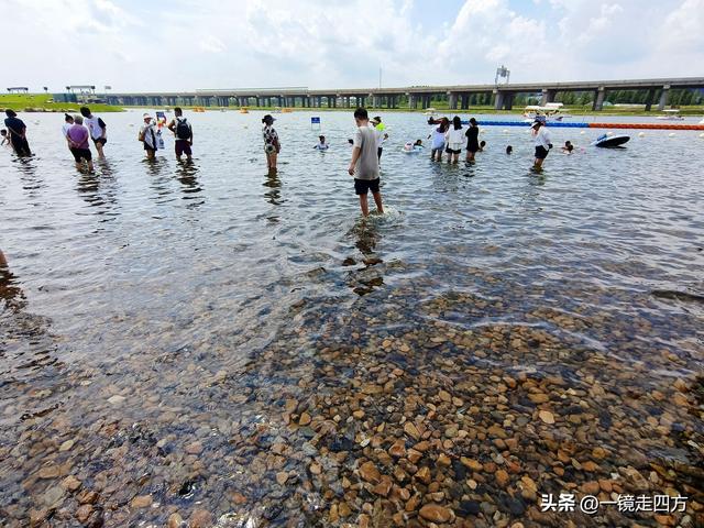 踩粉沙踏清溪，长春肆季南河尽享夏日清凉